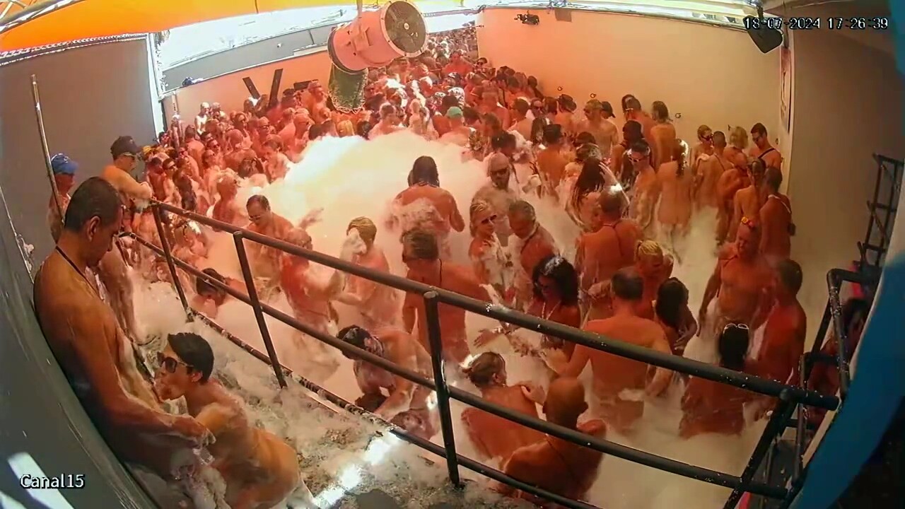 glamourous french swingers club 016