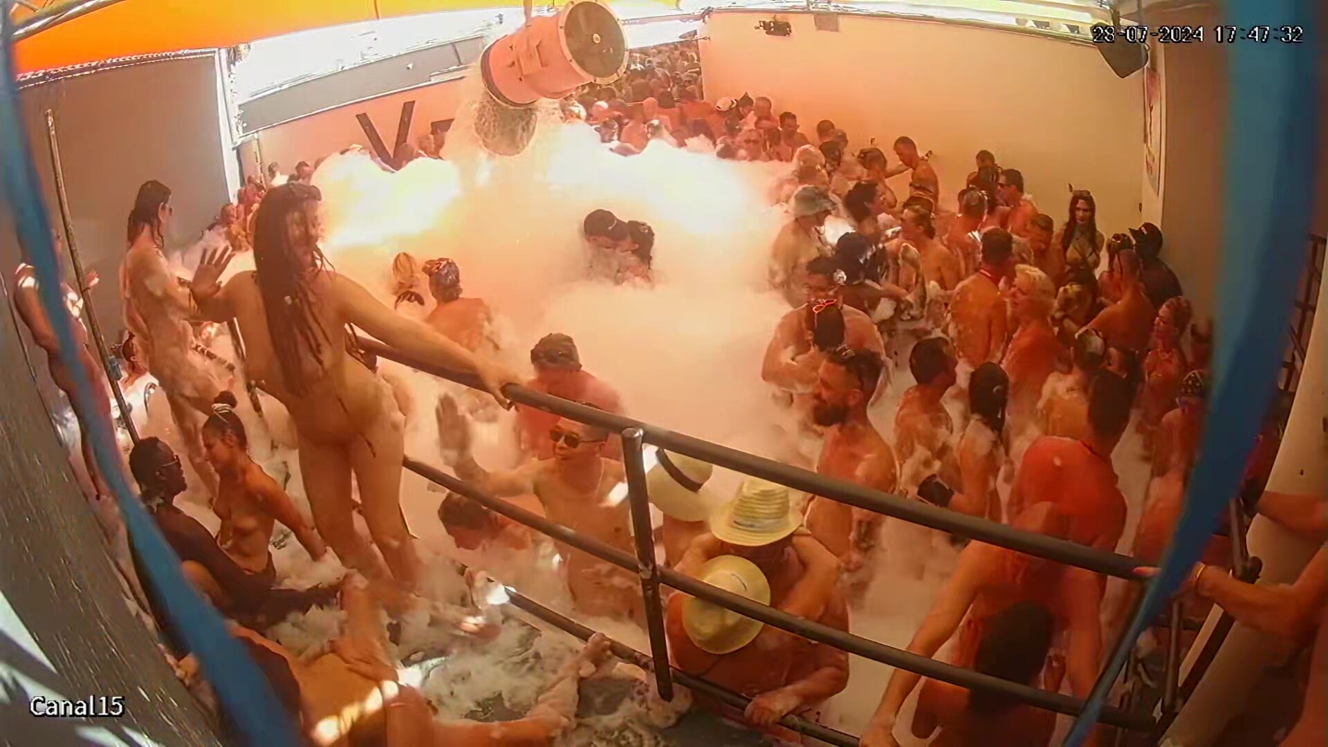 glamourous french swingers club 008