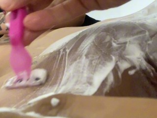 "Déjamela suavecita para que me puedas follar!" Madrastra traviesa pide a su hijastro que le afeite