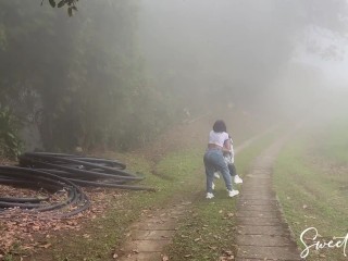 Amigas cachondas me desnudan en via publica para ver mi culo, tetas y coño