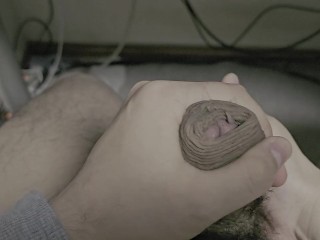 金玉をマッサージしつつ包茎チンポで皮オナニーしてみた