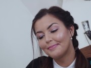 Versauter Deutschunterricht.Studentin Cindy Shine verführt alten Professor und schluckt den Saft.