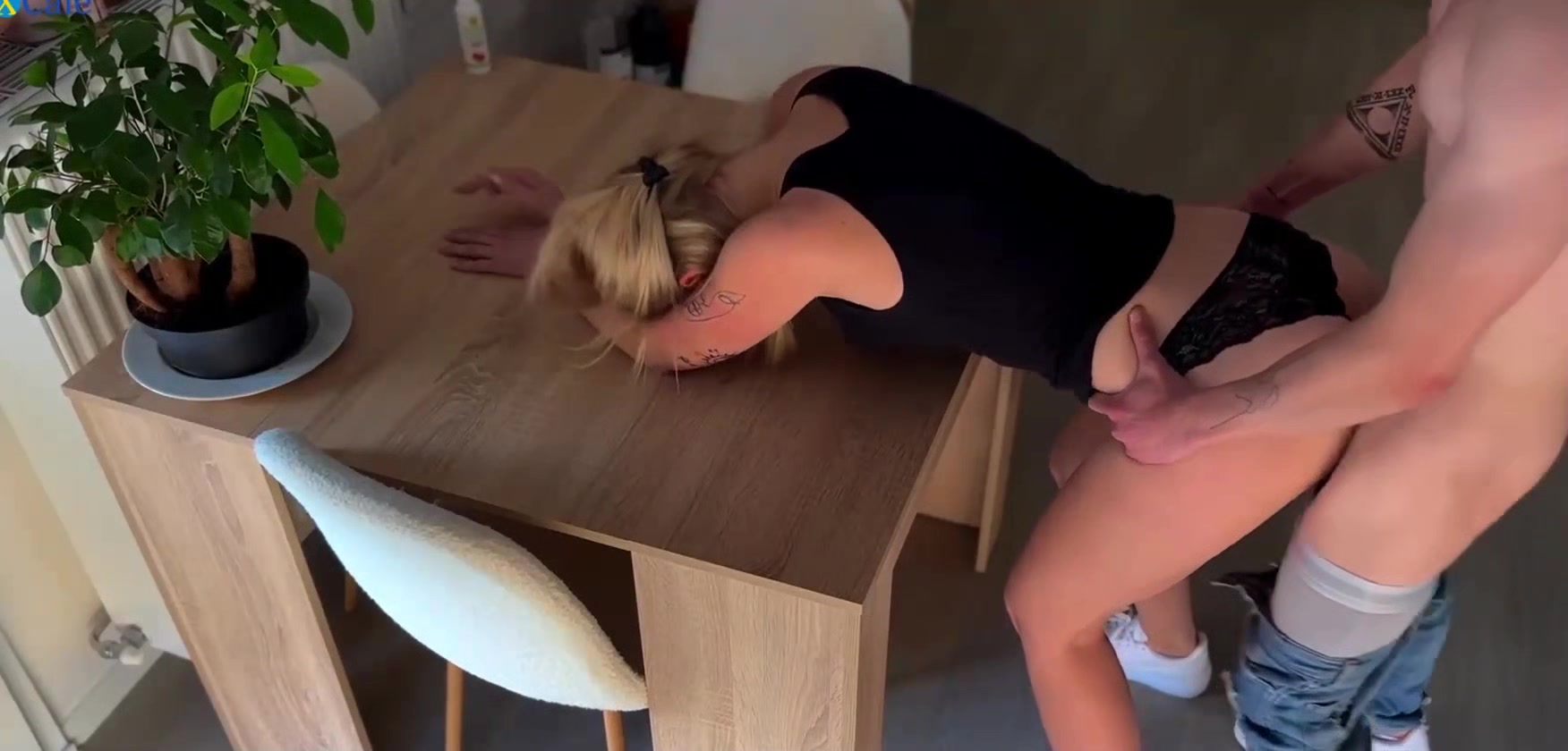 elira culbut&eacute;e contre la table