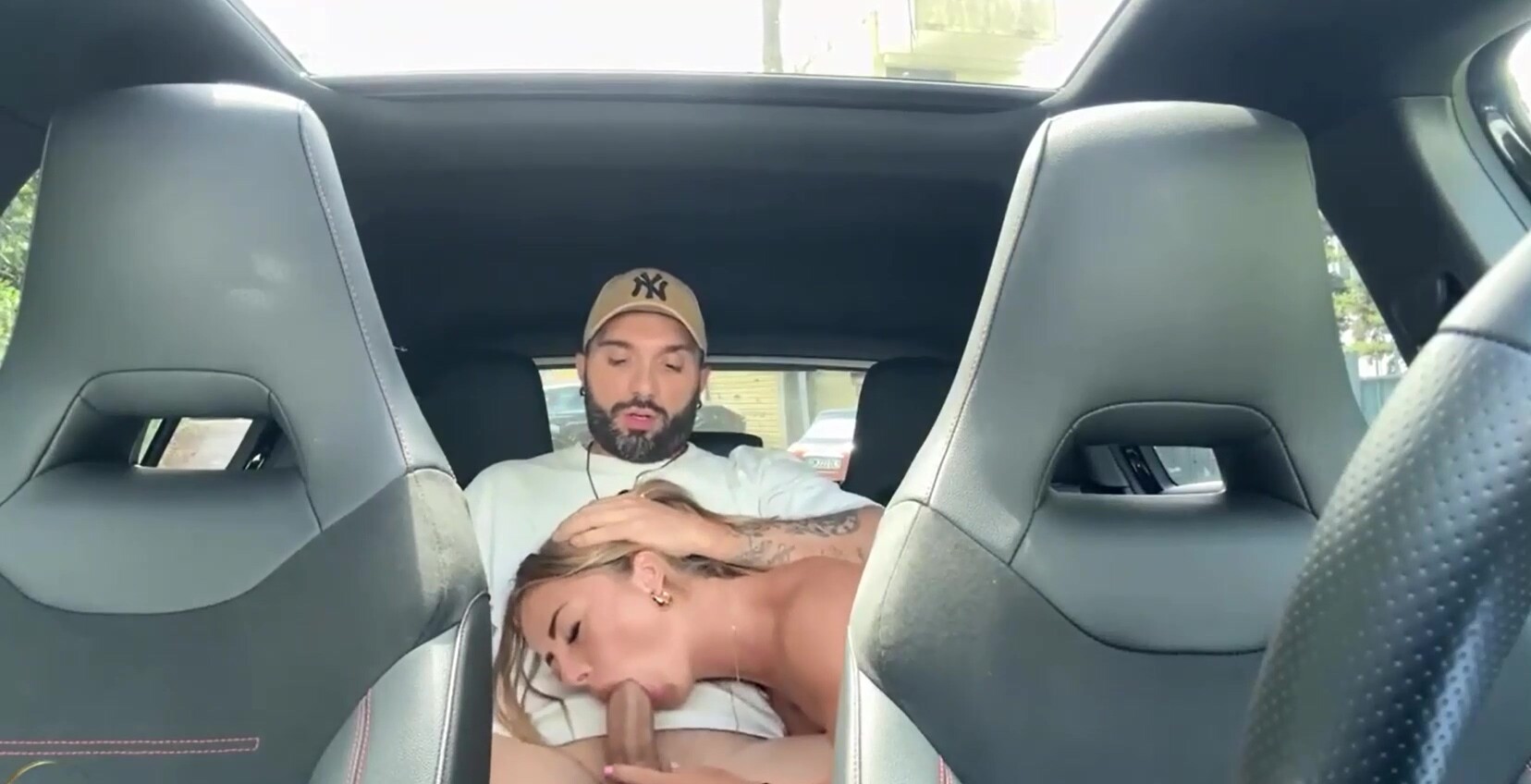 il avait envie de sexe dans la voiture