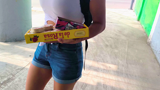 Vendedora Ambulante Termina en un Hotel con un Desconocido