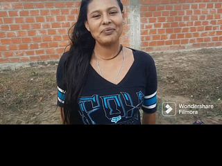 Ama de casa latina encontrada en la calle termino abriendo el culo por un celular