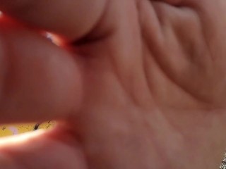 Jeune touriste en string me demande de la baiser